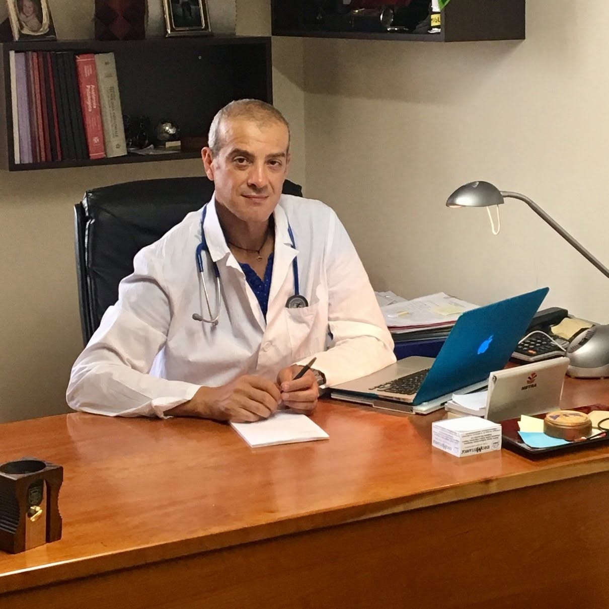 Dr. Corrado Bottaro nel suo studio medico